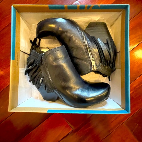 OTBT “Folkloric” Black leather fringe booties size 7.5 - Picture 7 of 7